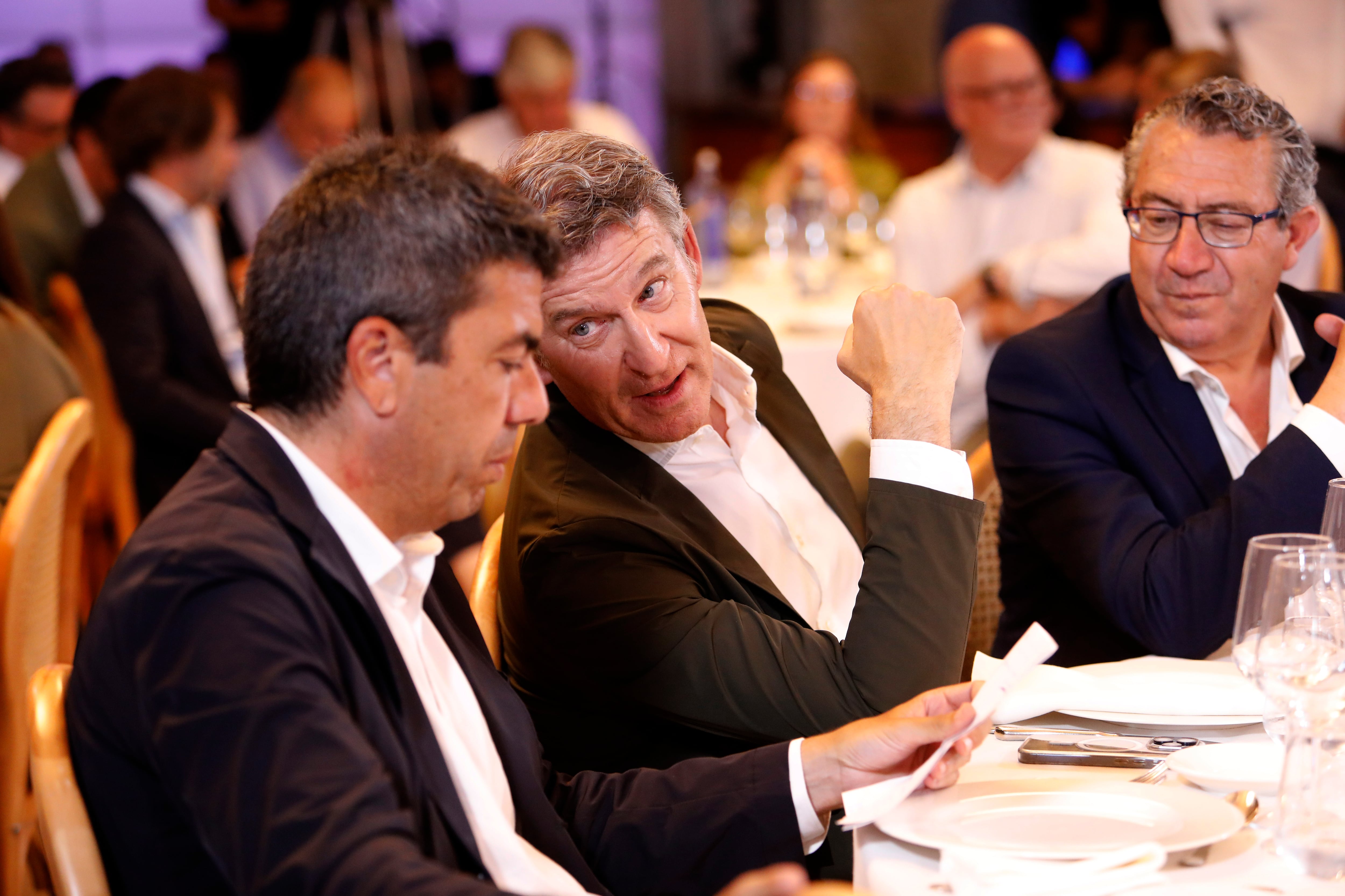 Feijóo evita el aval expreso a Mazón en una comida con militantes: “Estoy aquí por el congreso del partido”