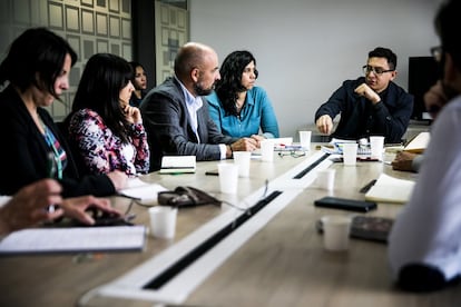 Las ONG españolas y la representación de Ayuntamiento de Madrid se reunieron con distintas personalidades y autoridades de Bogotá para trasladarles como comunidad internacional las necesidades y los problemas de la población indígena. En la imagen, una reunión entre las ONG y JEP (Jurisdicción Especial de Paz), un órgano judicial por medio del cual se investiga y juzga a los integrantes de las FARC. En esta reunión tomó especial relevancia la lucha de la religiosa Maritze Trigos y la Asociación de Víctimas de Trujillo porque no caiga en el olvido la matanza que se perpetró a manos de los paramilitares en la localidad.