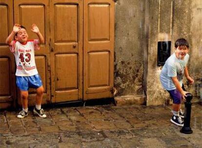 Els Elois, en Berga (Barcelona). Durante la fiesta, el agua cae desde todas partes mojando a músicos, portaestandarte y espectadores.