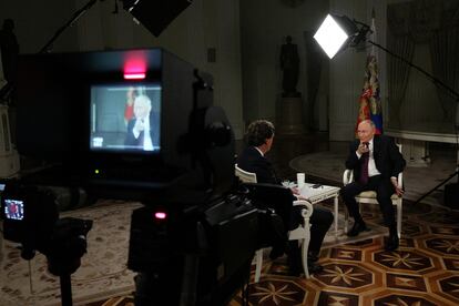 El presentador Tucker Carlson y Vladímir Putin, durante la entrevista transmitida este jueves.