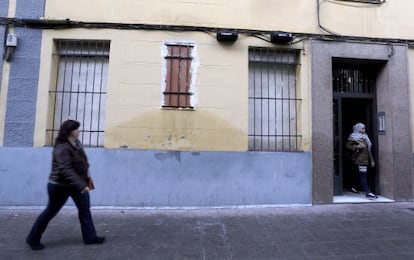 A ground-floor flat in Madrid&#039;s Arganzuela district is boarded up to deter squatters.