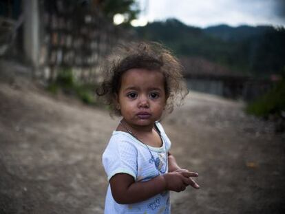 Una niña en las calles de El Guantillo, Honduras.