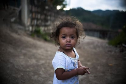 Una niña en las calles de El Guantillo, Honduras.