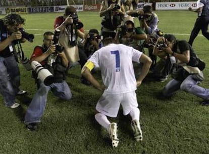 Amado Guevara, de rodillas, celebra el triunfo de Honduras ante El Salvador.