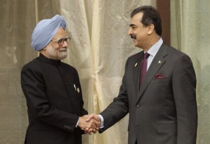 Los primeros ministros de India y Pakistán, Manmohan Singh y Yusuf Raza Gilani.