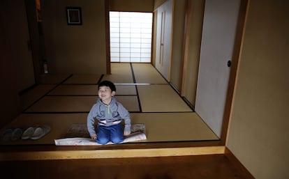 Los niños de tres a cinco años, no podían salir más de 30 minutos al día. En la imagen, Atsunori Kaneta de cinco años, sonríe en el interior de su casa en Koriyama.