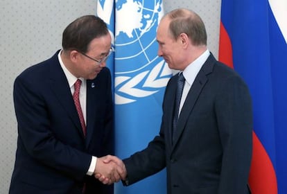 Putin saluda a Ban Ki-moon en Sochi este viernes.