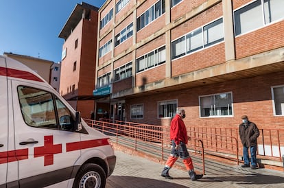 Entrada a las consultas del hospital público Obispo Polanco de Teruel, este jueves.