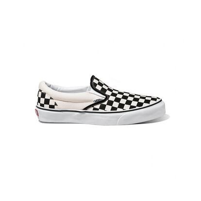 Ni plataformas ni botines Chelsea. La clásica zapatilla slip on con el cuadro damero de Vans son el calzado predilecto de Brian D'Addario.