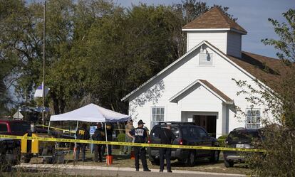 Oficiales trabajan en la escena del tiroteo masivo en la iglesia baptista en Sutherland Spring, Texas, el 5 de noviembre de 2017.