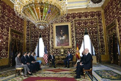 El rey Felipe VI y el presidente de los EEUU, Barack Obama, durante el encuentro bilateral que han mantenido en la Cámara Oficial del Palacio Real, en la primera visita oficial del mandatario estadounidense a España.