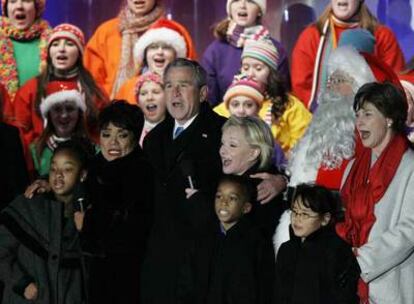 Bush y su esposa cantan en el encendido del árbol nacional de Navidad.