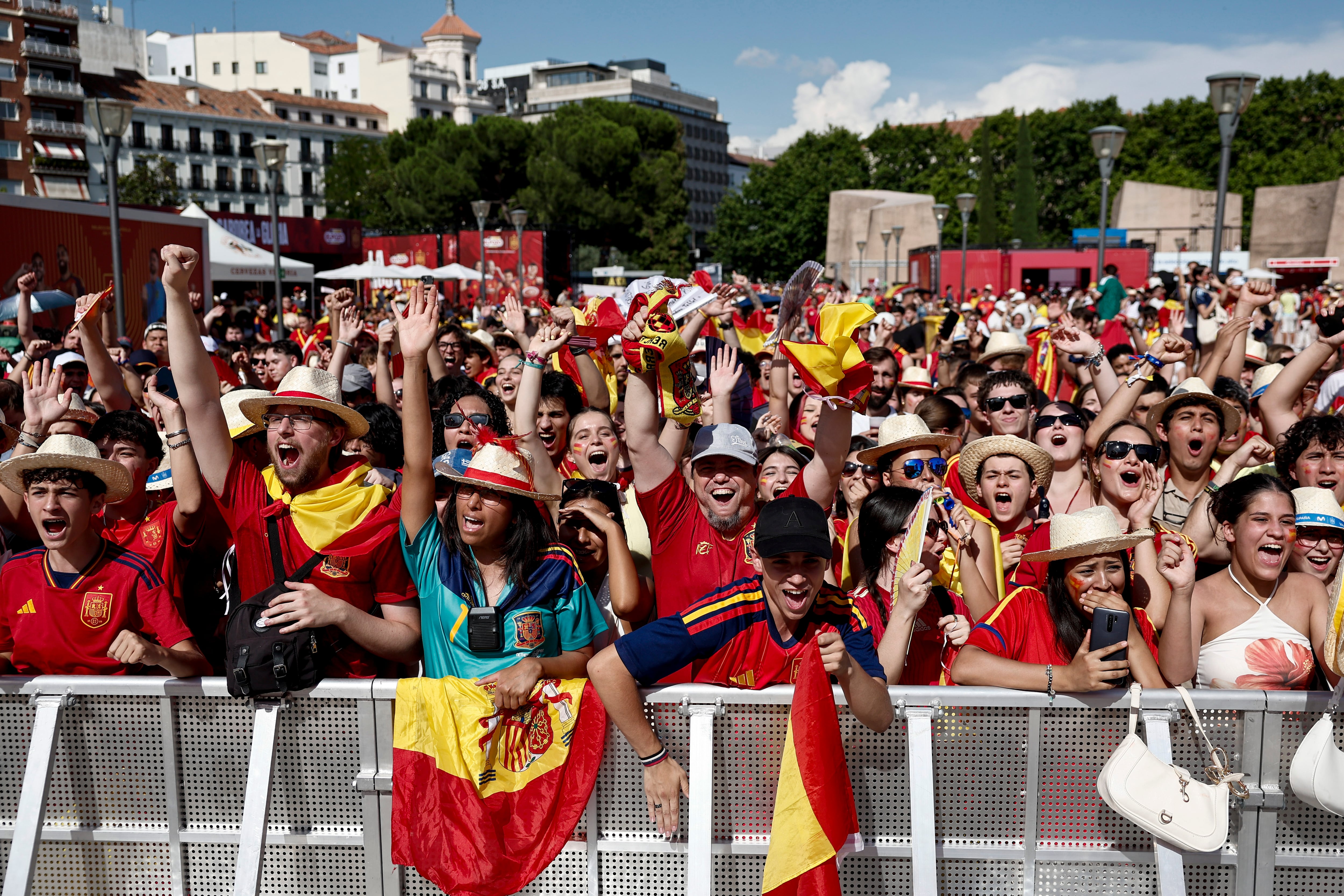 Se suspende la emisión del partido de España en la pantalla de la plaza de Colón por la ola de calor