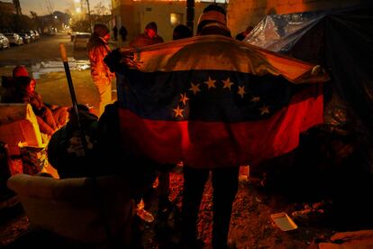 Migrantes venezolanos rodean una fogata para calentarse, en Ciudad Juárez, el 24 de diciembre de 2022.