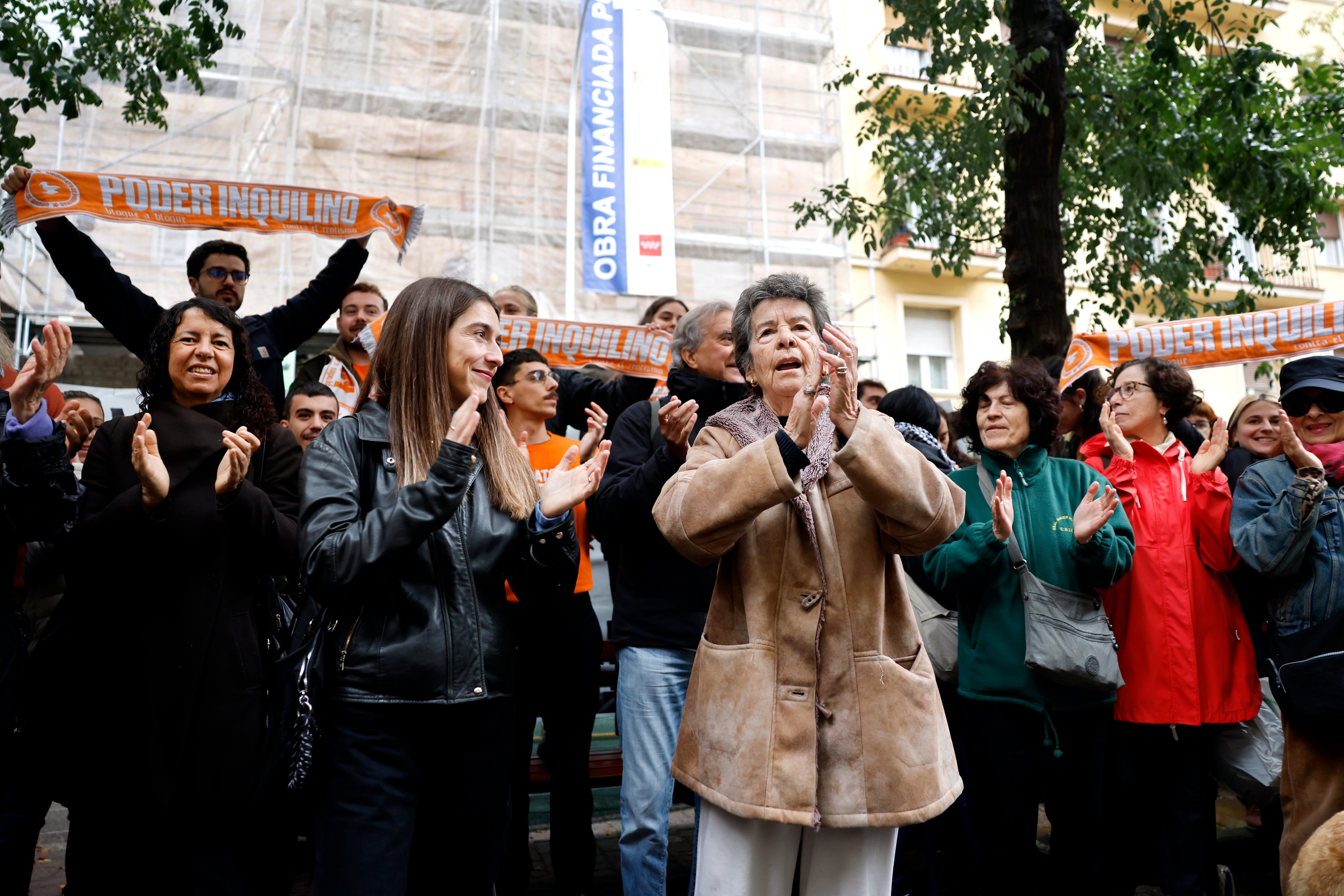 Maricarmen y su abogada aplauden junto a los vecinos del barrio de Retiro.
