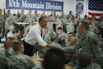 El presidente de EE UU, Barack Obama, felicita a un grupo de soldados en la base de Fort Drum, en Nueva York.