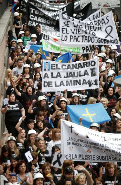 Al grito de "Aquí están, éstas son las mujeres del carbón", se han concentrado en las puertas de la Cámara Alta.