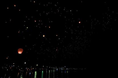 Linternas de cielo vuelan durante los festejos navideños en Volos (Grecia).