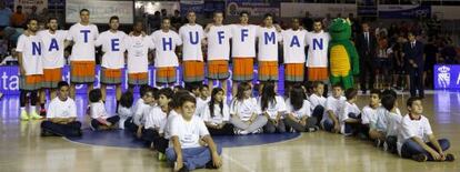 Los jugadores del Fuenlabrada mandan un mensaje de ánimo a Huffman por su enfermedad, el sábado.