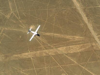 Una avioneta sobrevolando las líneas de Nazca, en Perú. 