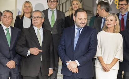 El ministro José Luis Ábalos, en el centro, ha presidido el jurado que ha otorgado el Premio Convivencia de la Fundación Broseta al rey Felipe VI.