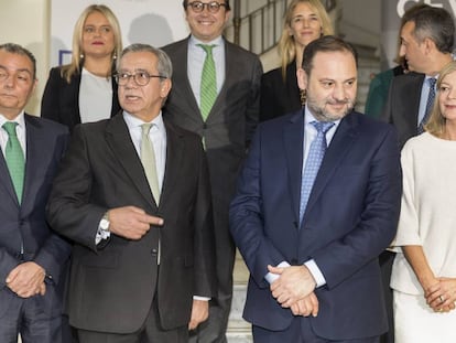 El ministro José Luis Ábalos, en el centro, ha presidido el jurado que ha otorgado el Premio Convivencia de la Fundación Broseta al rey Felipe VI.