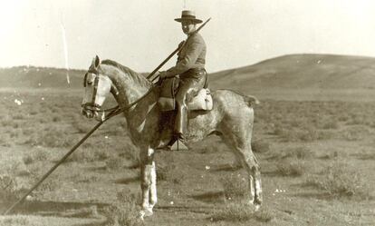 Joselito El Gallo, montado en la jaca Pandereta, regalo de la familia Miura.