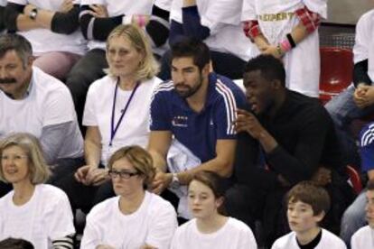 Karabatic junto a Luc Abalo en el partido entre Francia y Lituania.