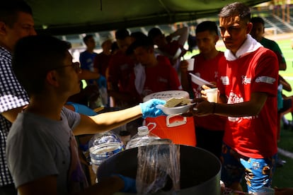 Jugadores se forman para recibir sus alimentos durante la competencia. 