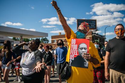 Manifestantes en Minneapolis protestan en contra de la reapertura forzada de la ciudad, en una zona conocida como George Floyd Square, en homenaje al hombre afroamericano asfixiado por un policía el pasado 20 de mayo.