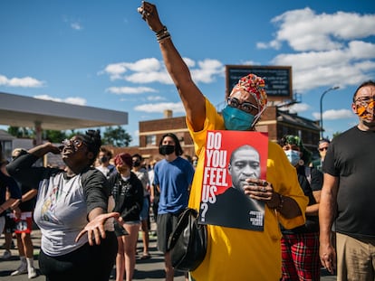 Manifestantes em Minneapolis protestam contra a reabertura forçada da cidade, em uma área conhecida como George Floyd Square, em homenagem ao homem afro-americano asfixiado por um policial em 20 de maio.