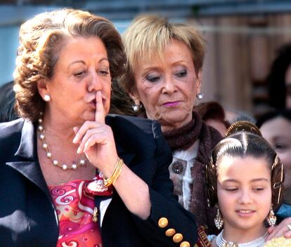 La alcaldesa de Rita Barberá pide respeto a las personas que abuchean a la vicepresidenta María Teresa Fernández de la Vega, mientras le piden a la alcaldesa que salte.