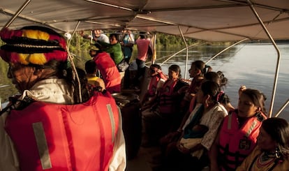 Mujeres, niños, ancianos y autoridades suben a la canoa solar para dar su primer paseo. Tapiatpia tiene capacidad para 18 pasajeros. 