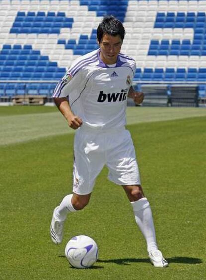 Javier Saviola estrena la camiseta del Real Madrid.