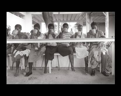 Mujeres mutiladas por minas antipersonas en un centro de la Cruz Roja en Angola, 1997.