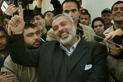 El <i>número uno</i> de la lista electoral nacional de Hamás, Ismail Hania, saluda a sus partidarios ayer en Gaza.