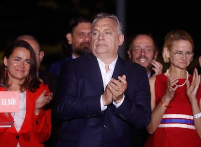 Viktor Orbán se dirige a sus seguidores en Budapest tras el anuncio de los resultados de las elecciones europeas.