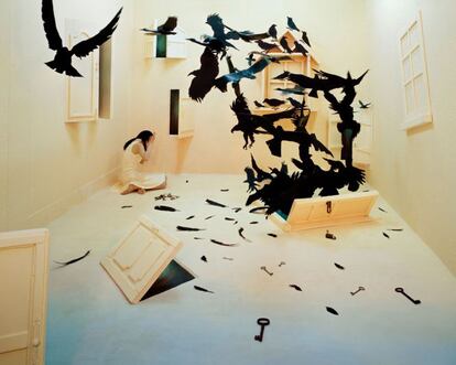 Un ataque de siluetas de cuervo en 'Pájaros negros' le sirve a Lee para poner en práctica una de sus obsesiones, el equilibrio de colores en la composición.