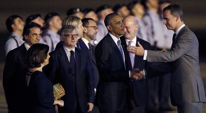 El presidente de Estados Unidos, Barack Obama, junto al rey Felipe VI en presencia de la vicepresidenta en funciones, Soraya Sáenz de Santamaría (i).