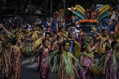 En el desfile participaron más de 1.000 voluntarios que representaron diversas facetas de la cultura del país.