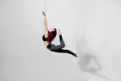 Circus artist in Trapeze