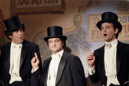 Elliott Gould, John Belushi y Bill Murray, en abril de 1977 en 'Saturday Night Live'.