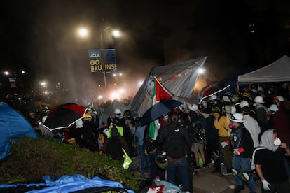 Inicio del desalojo de manifestantes propalestinos por parte de la policía en el campus de UCLA este jueves. 