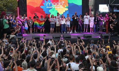 Mónica Naranjo, durante el pregón de las fiestas del Orgullo en la plaza de Pedro Zerolo de Madrid.
  