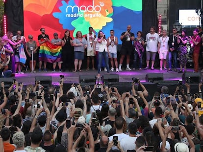 Mónica Naranjo, durante el pregón de las fiestas del Orgullo en la plaza de Pedro Zerolo de Madrid.
  