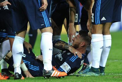 Sergio Ramos se duele en el suelo del hombro