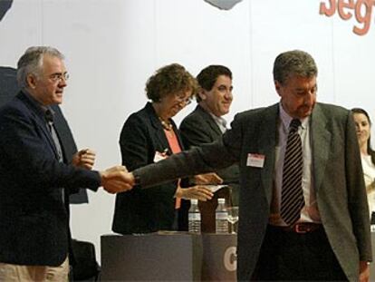 José María Fidalgo (a la derecha), en un esquivo apretón de manos con el líder del sector crítico, Agustín Moreno.