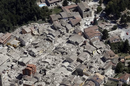 Vista aérea del centro histórico de Amatrice después del terremoto. 
