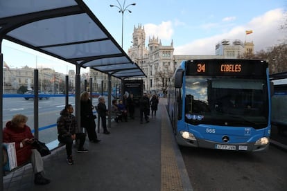 Un autobús de la línea 34 de la EMT, este domingo en Cibeles.