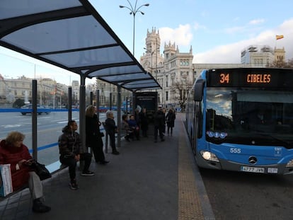 Un autobús de la línea 34 de la EMT, este domingo en Cibeles.